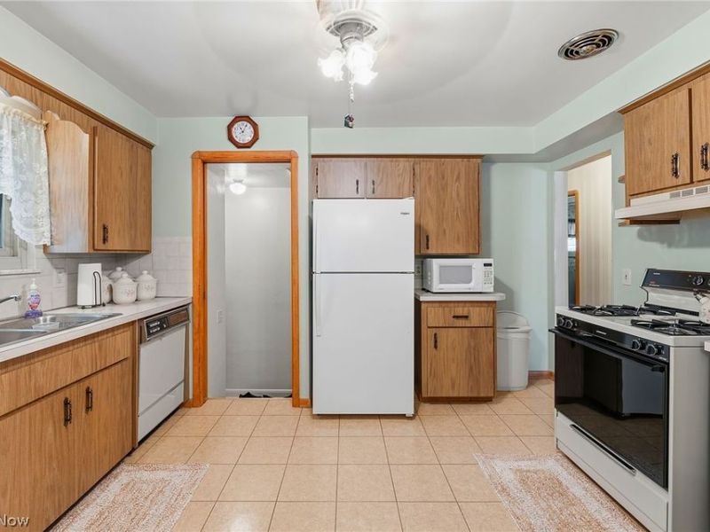 9537 Elsmere Drive , Parma, OH 44130 Photo 10