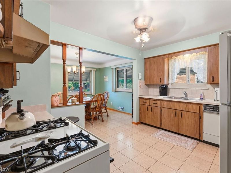 9537 Elsmere Drive , Parma, OH 44130 Photo 12