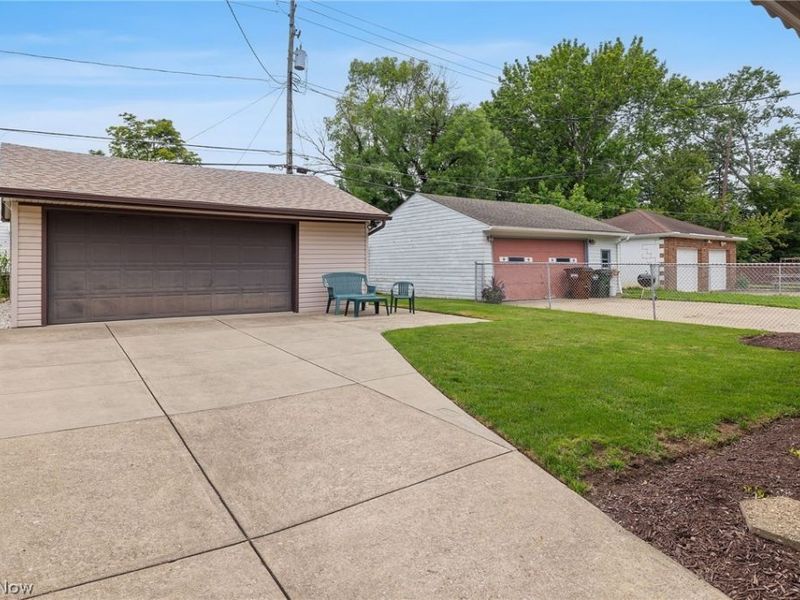 9537 Elsmere Drive , Parma, OH 44130 Photo 3