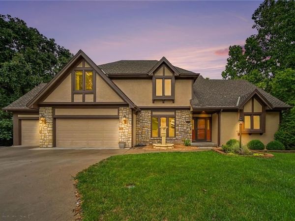 5525 N Oakdale Place, Parkville, MO 64152
