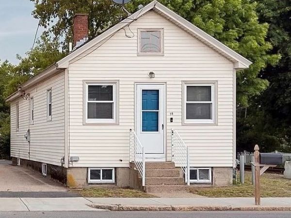 14 Hartford Ave E, Uxbridge, MA 01569