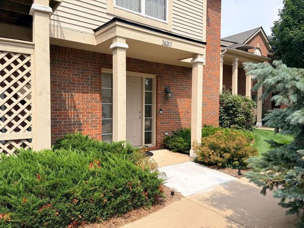 26201 Chesapeake Circle, Walled Lake, MI 48390