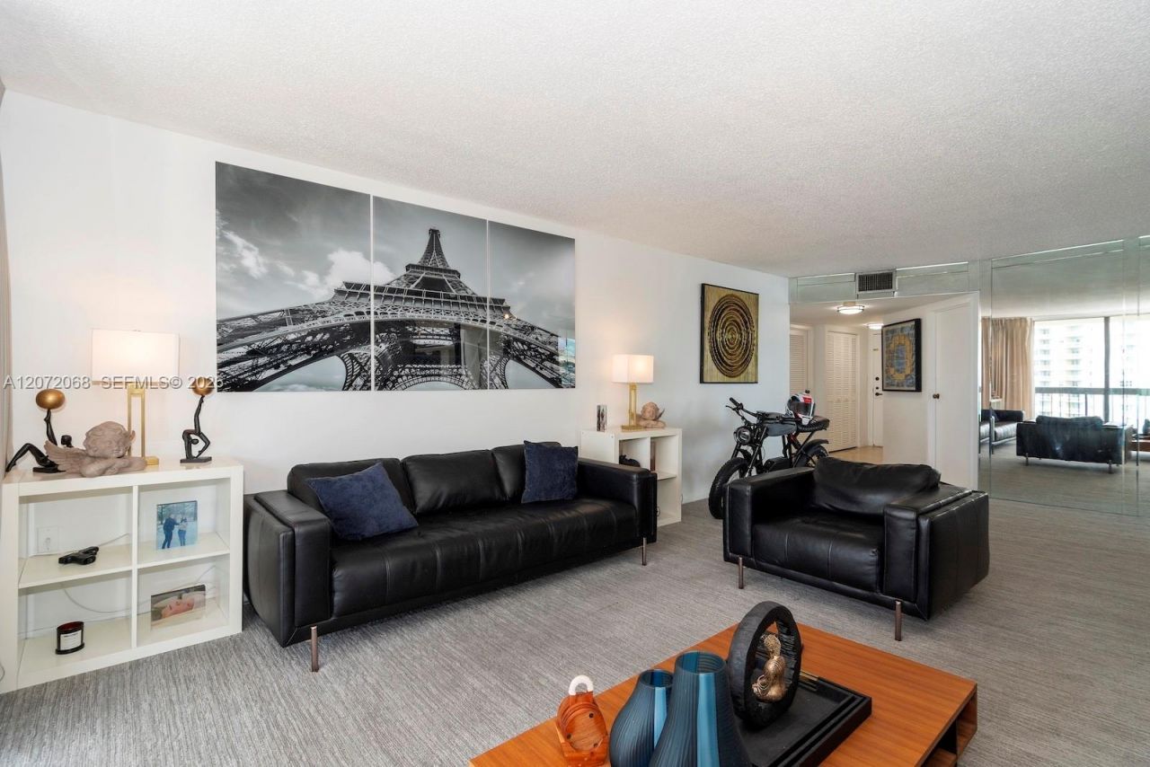 2333 Brickell Ave , Unit 2212, Miami, FL 33129 Photo