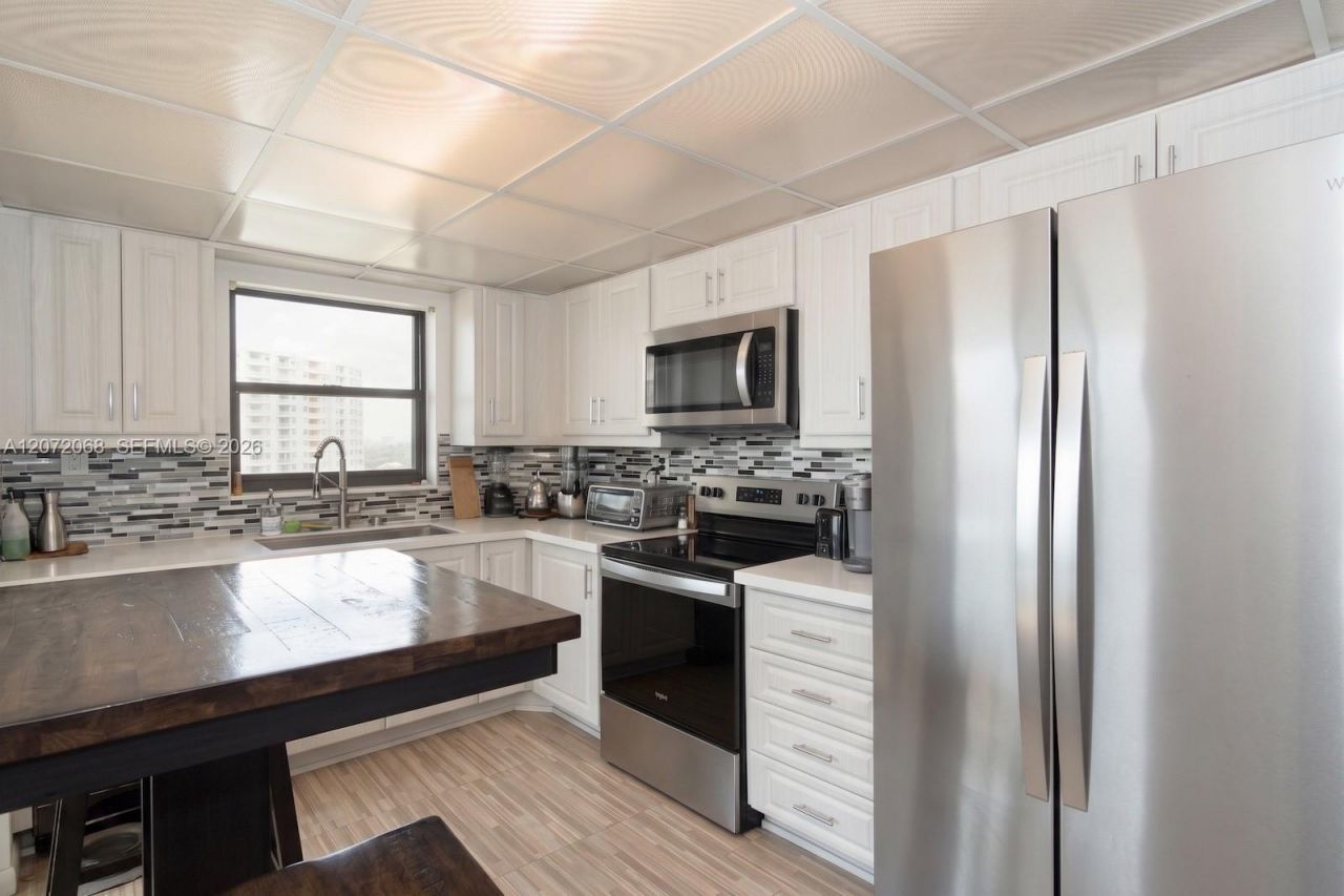 2333 Brickell Ave , Unit 2212, Miami, FL 33129 Photo