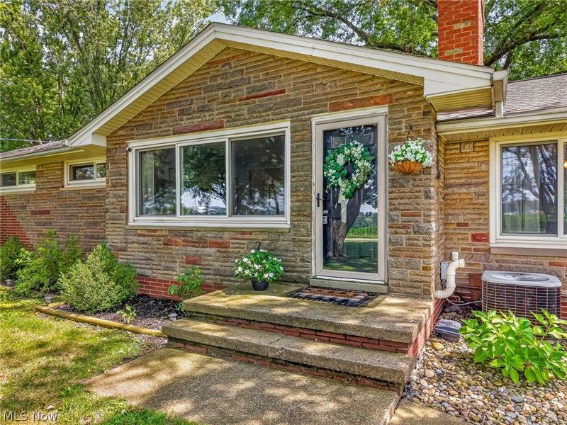 9842 Market Avenue N, Hartville, OH 44632 Photo 4