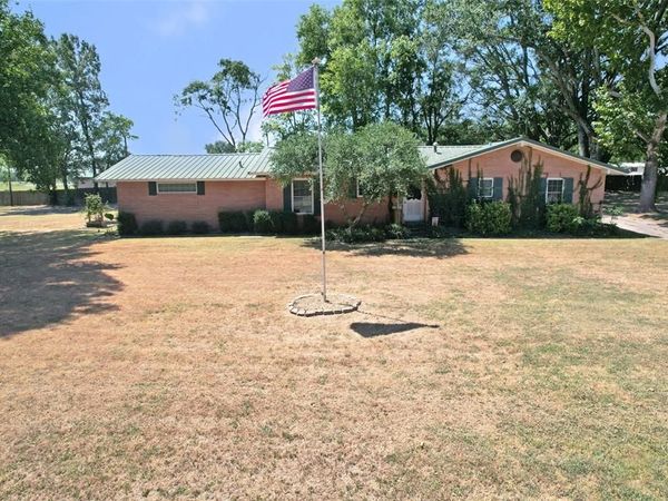 111 E Oak Street, Yantis, TX 75497