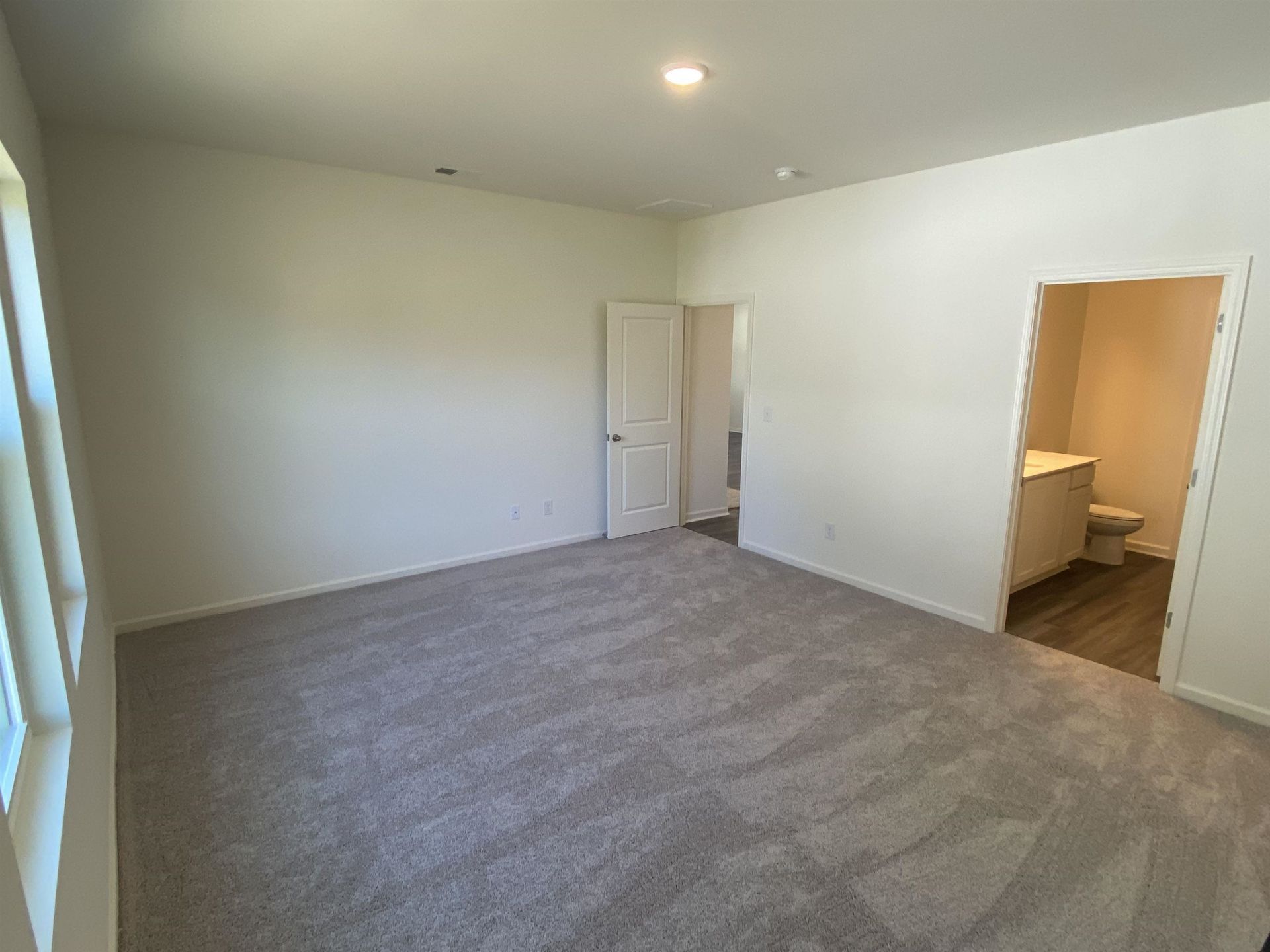 149 Admiral St Photo 10