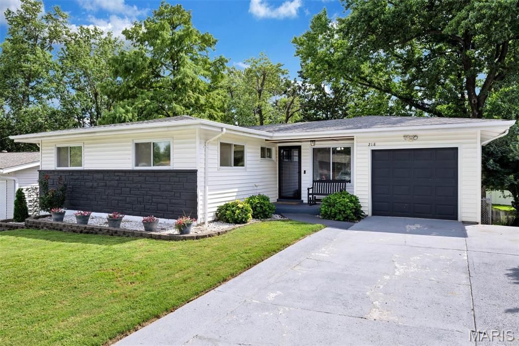 218 Martigney Drive, Saint Louis, MO 63129 Main Photo