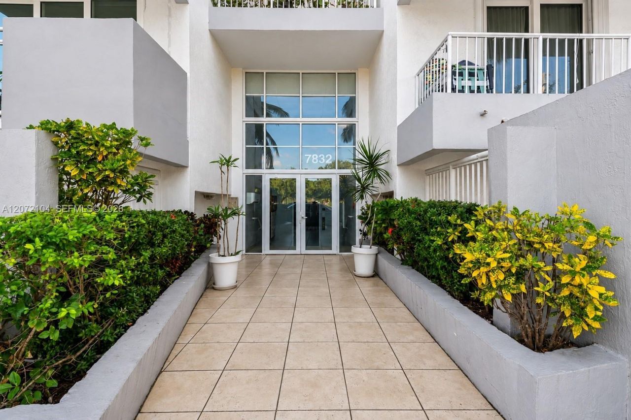7832 Collins Ave, Unit 202, Miami Beach, FL 33141 Photo