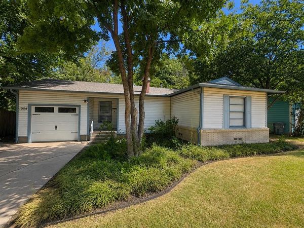 1004 Cordell Street , Denton, TX 76201