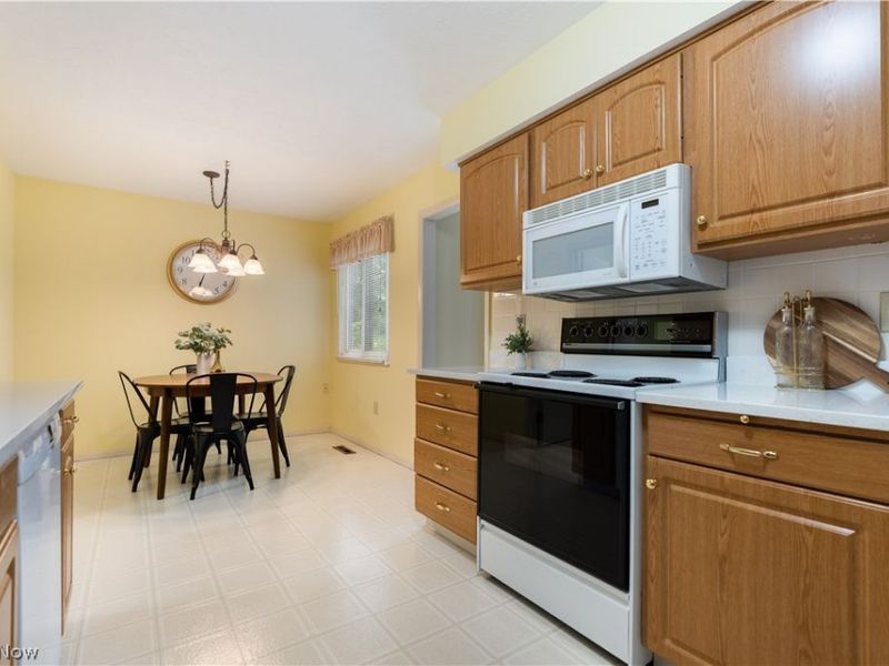 19281 Idlewood Trail, Strongsville, OH 44149 Photo 16