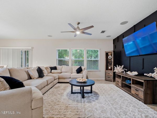438 AUBURN OAKS Road E, Jacksonville, FL 32218