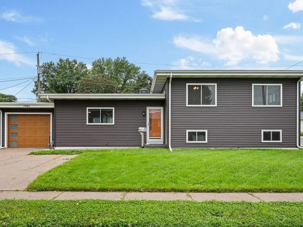 1563 W Garfield Street , Davenport, IA 52804