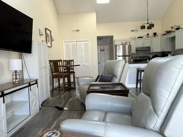 1880 Colony Dr. Photo 6