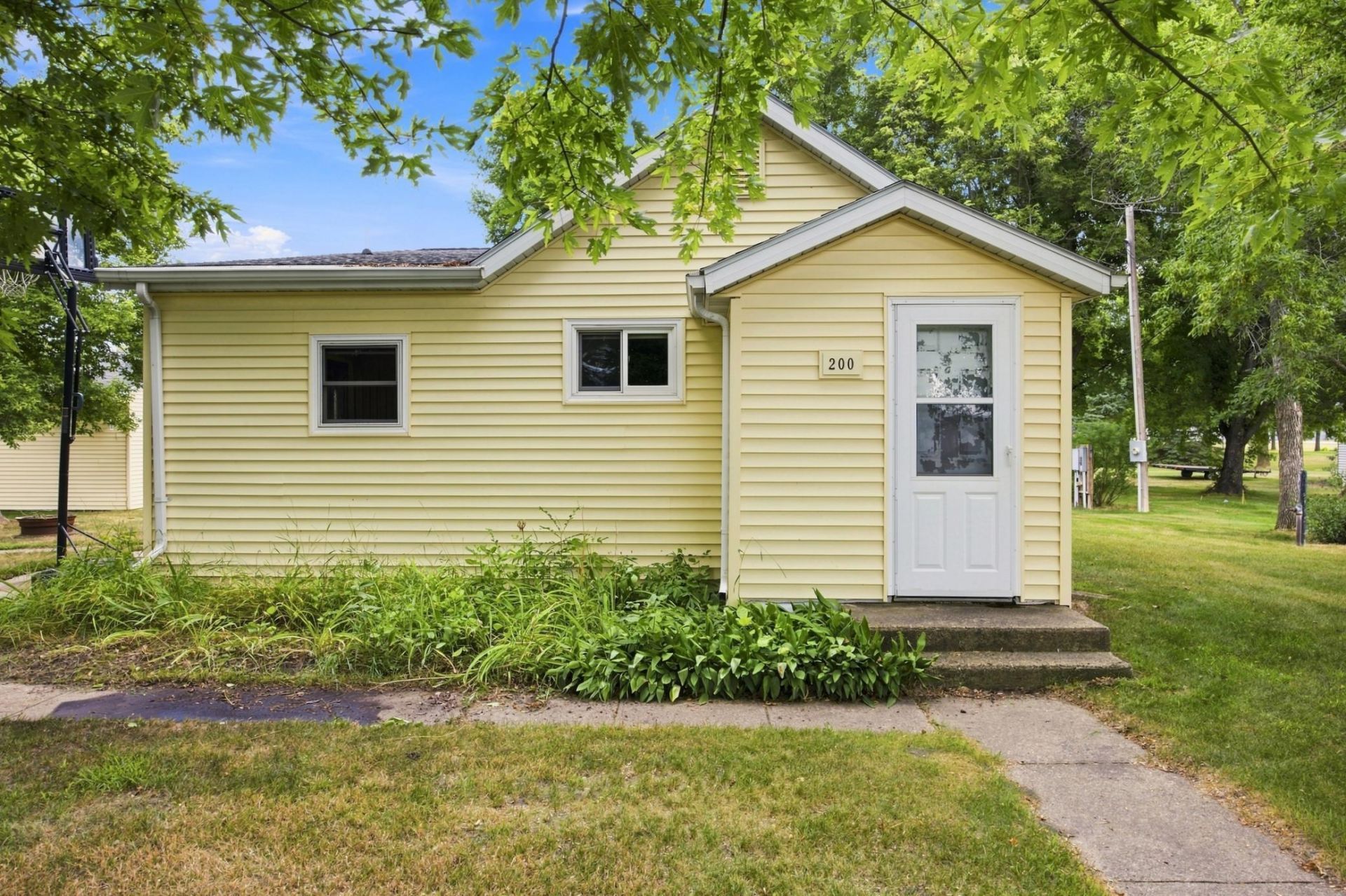 200 Grant Street N primary photo
