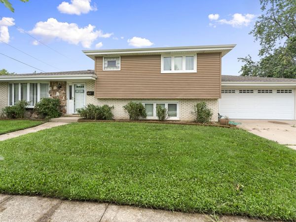 8830 W Lotus Drive , Hickory Hills, IL 60457