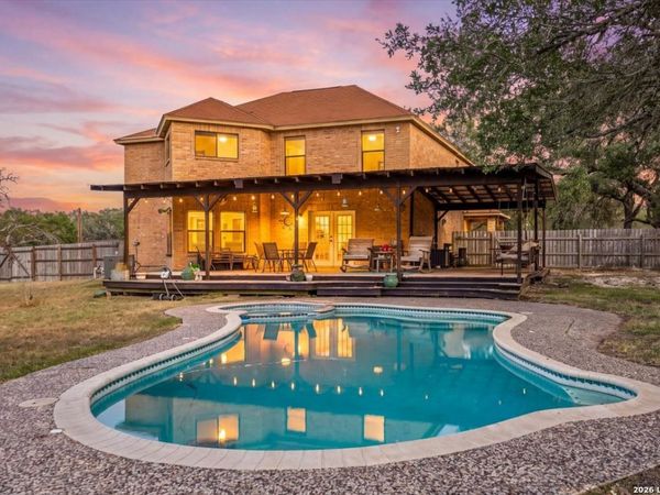 797 KILLARNEY RD, Floresville, TX 78114