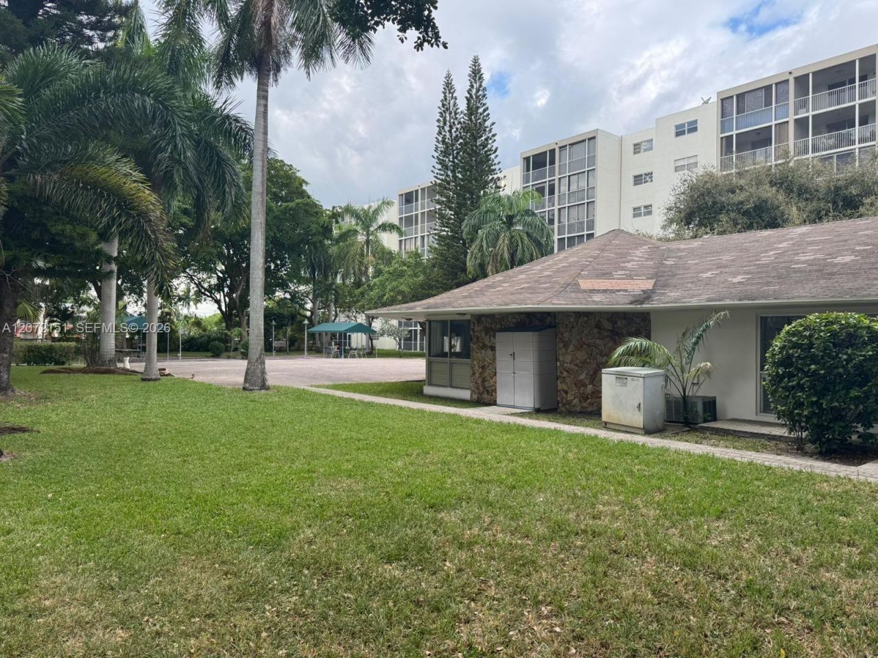 900 NE 12th Ave , Unit 302, Hallandale Beach, FL 33009 Photo