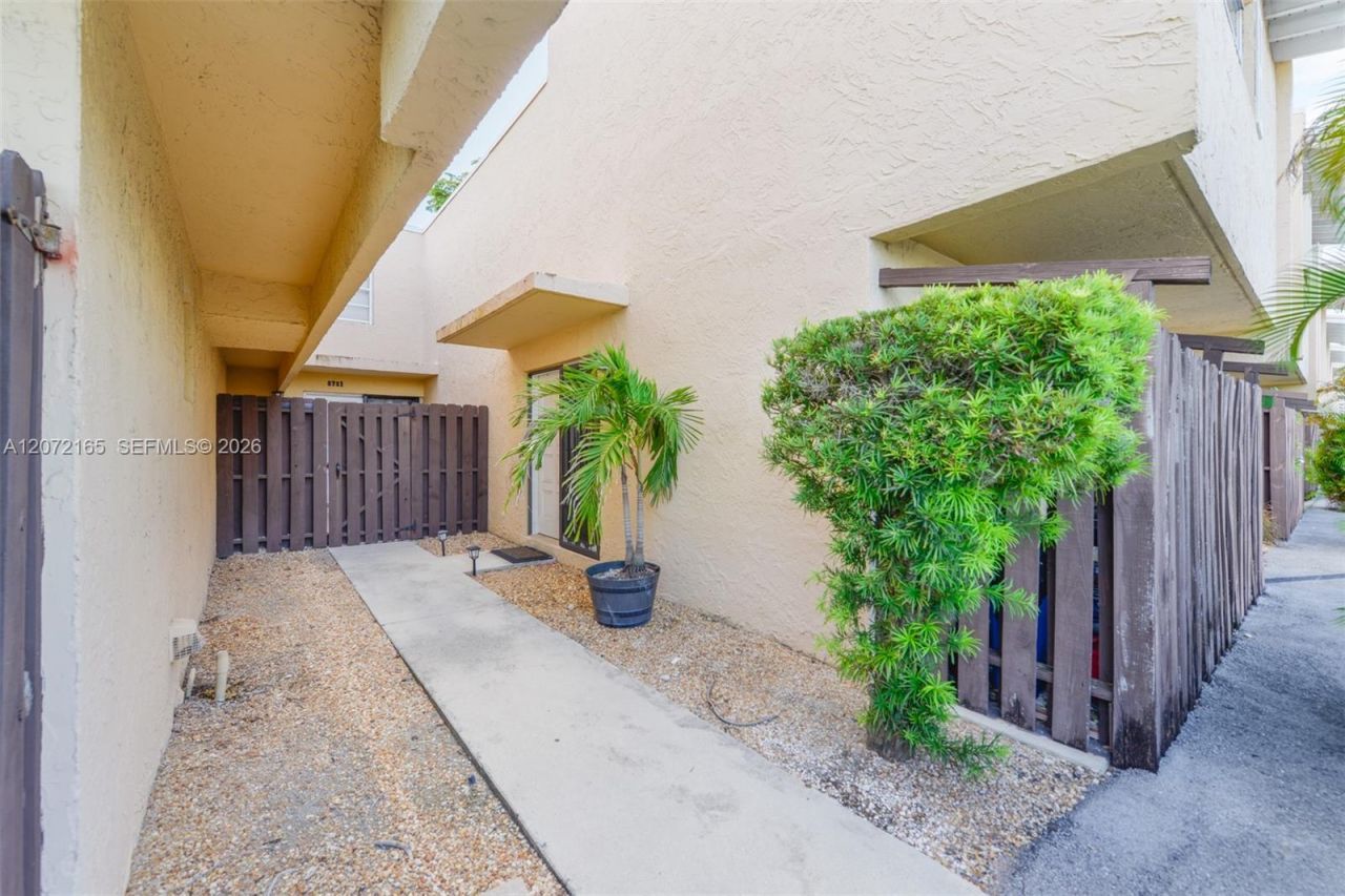 8923 NE 4th Ave Rd, Unit 8923, Miami Shores, FL 33138 Photo