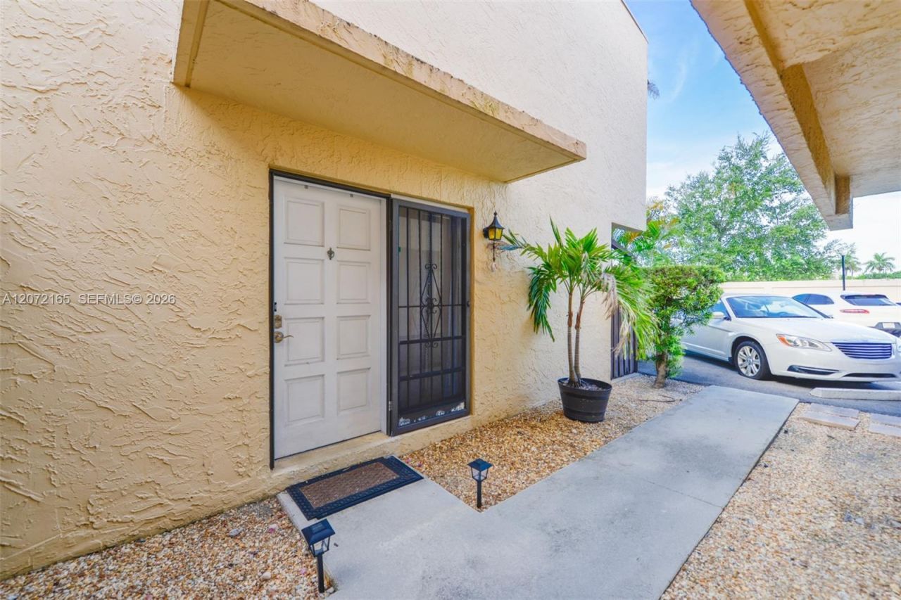 8923 NE 4th Ave Rd, Unit 8923, Miami Shores, FL 33138 Photo