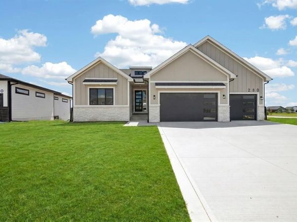 280 NW Copperleaf Court, Waukee, IA 50263