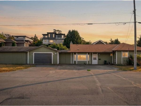 9 Camden Ave , View Royal, BC V8Z 1P6