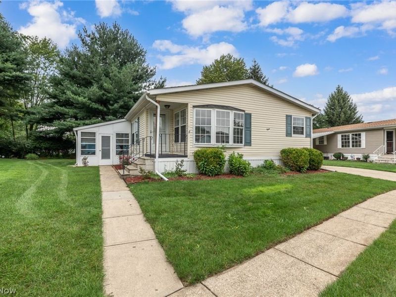 8 Jessica Lane, Olmsted Township, OH 44138 Photo 2