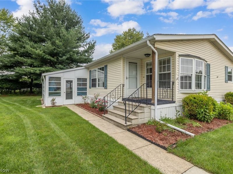 8 Jessica Lane, Olmsted Township, OH 44138 Photo 3