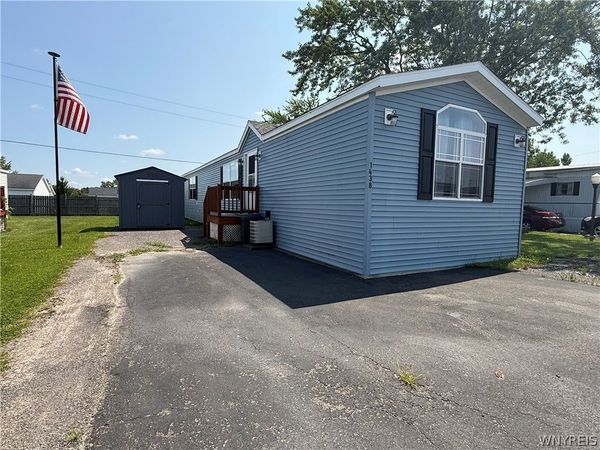 1438 East Dr, Alden, NY 14004