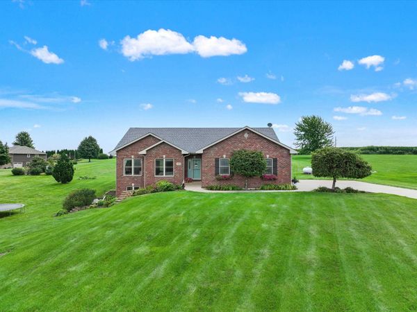 7460 Prairie View Lane, Dubuque, IA 52003