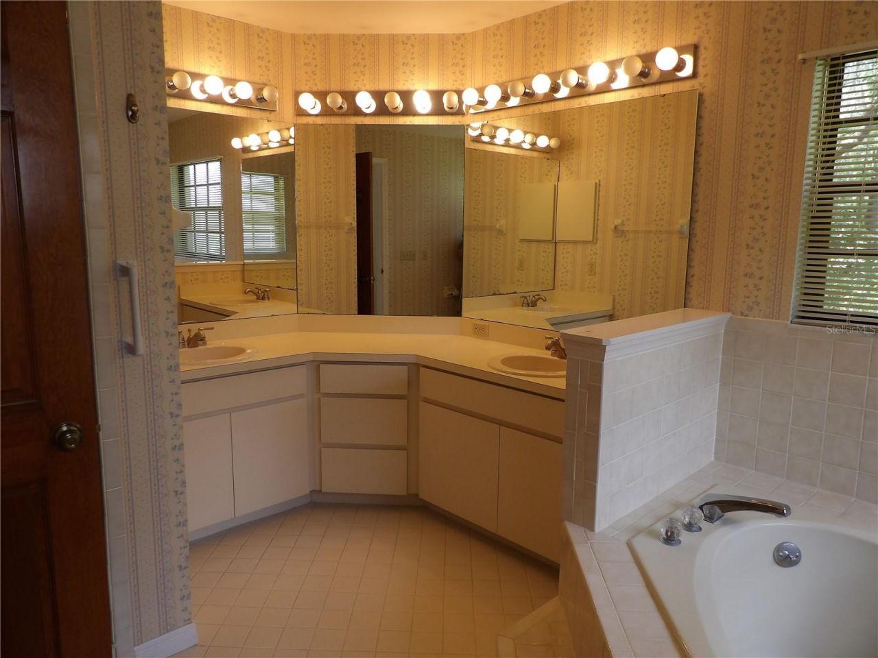 6282 Forestwood Drive E, Lakeland, FL 33811 Photo
