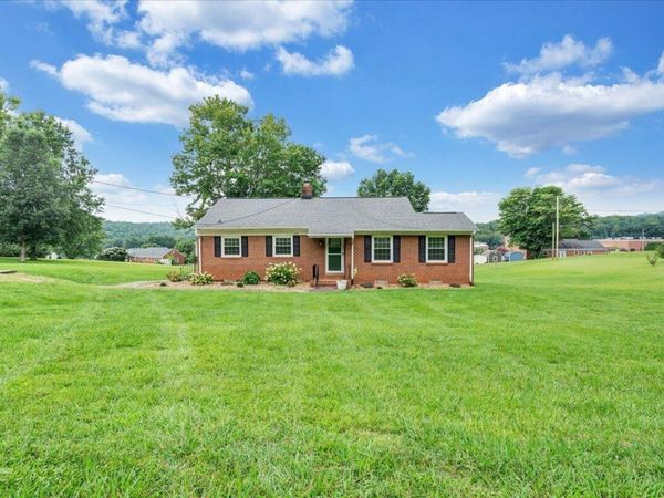 235 Arthur CIR , Ferrum, VA 24088