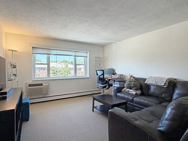 1077 Chestnut St, Unit 8, Newton, MA 02464