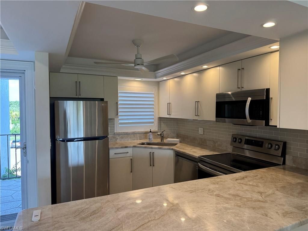 37 High Point Cir E, Unit 305, Naples, FL 34103 Photo