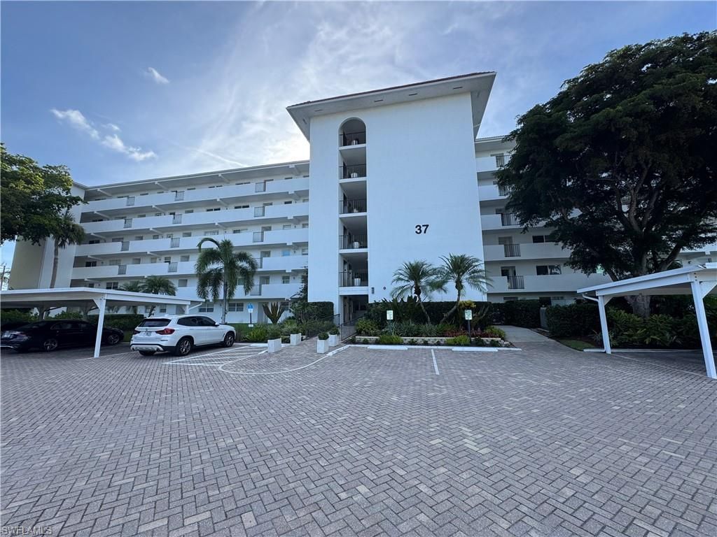 37 High Point Cir E, Unit 305, Naples, FL 34103 Photo