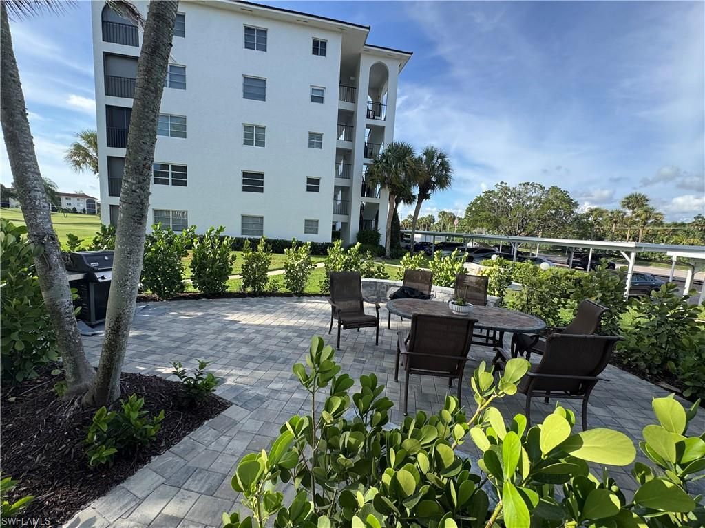 37 High Point Cir E, Unit 305, Naples, FL 34103 Photo