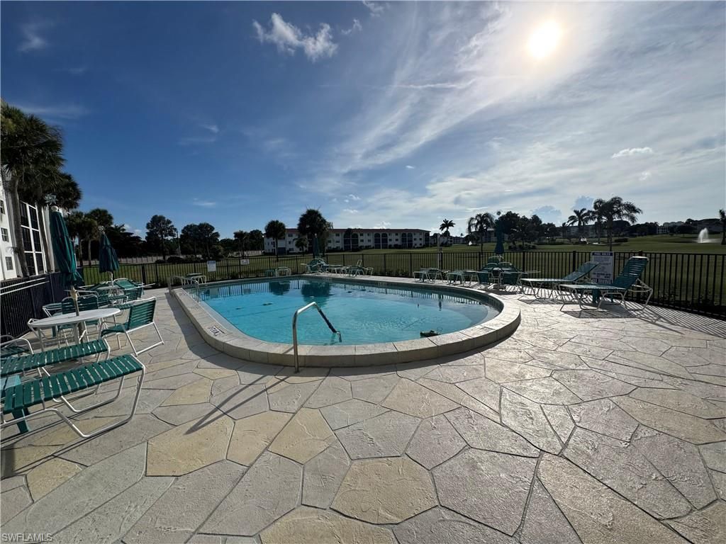 37 High Point Cir E, Unit 305, Naples, FL 34103 Photo