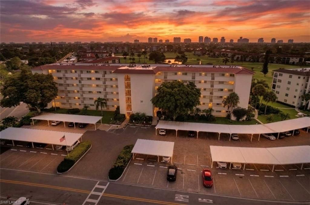 37 High Point Cir E, Unit 305, Naples, FL 34103 Photo