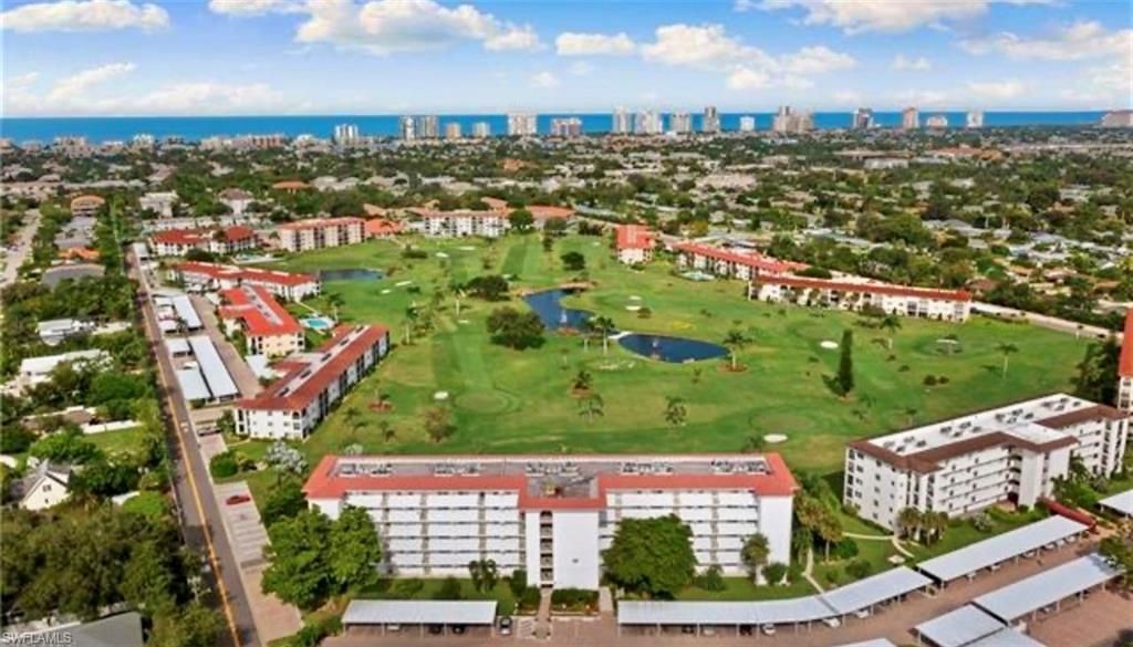 37 High Point Cir E, Unit 305, Naples, FL 34103 Photo
