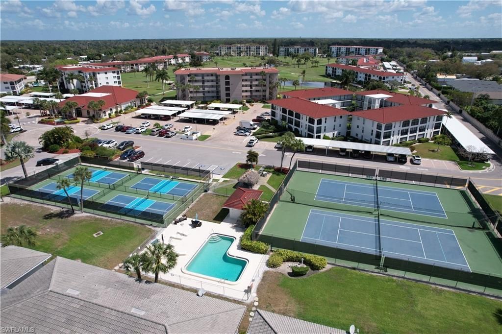 37 High Point Cir E, Unit 305, Naples, FL 34103 Photo