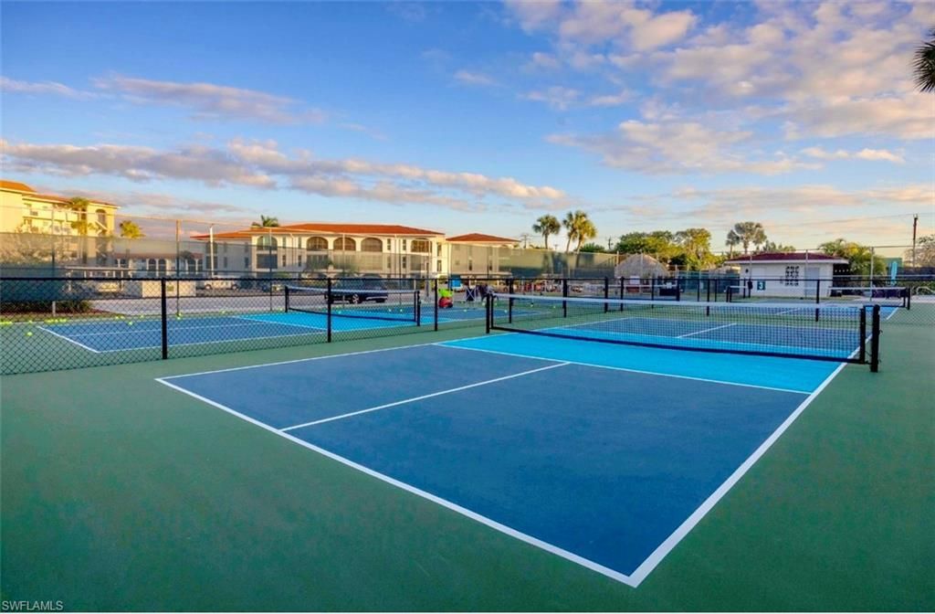 37 High Point Cir E, Unit 305, Naples, FL 34103 Photo