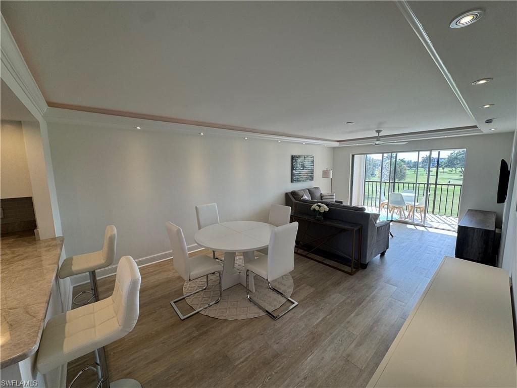 37 High Point Cir E, Unit 305, Naples, FL 34103 Photo