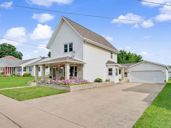 107 Stow St, Earlville, IA 52041