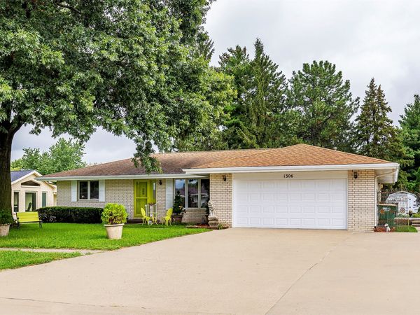 1306 E Girard Avenue, Indianola, IA 50125