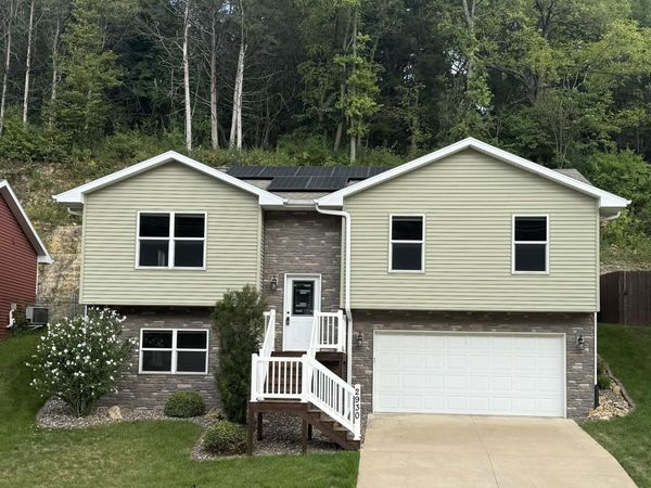 2930 N Grandview Avenue, Dubuque, IA 52001