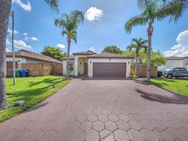 19573 NW 82nd Pl , Hialeah, FL 33015