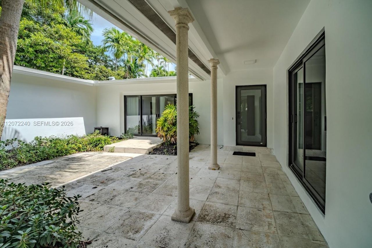 1825 Alamanda Dr , North Miami, FL 33181 Photo