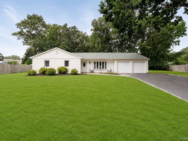 4 Shelley Court , Middle Island, NY 11953