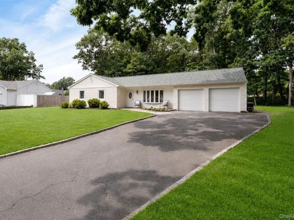 4 Shelley Court, Middle Island, NY 11953