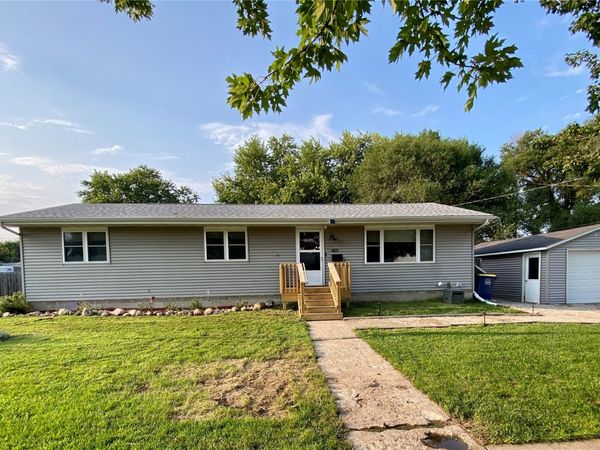 401 E 12th Street , Vinton, IA 52349